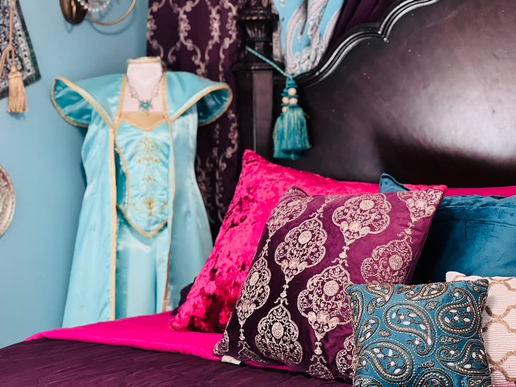 Find beautiful costumes for your Princess Jasmine in the closet here!