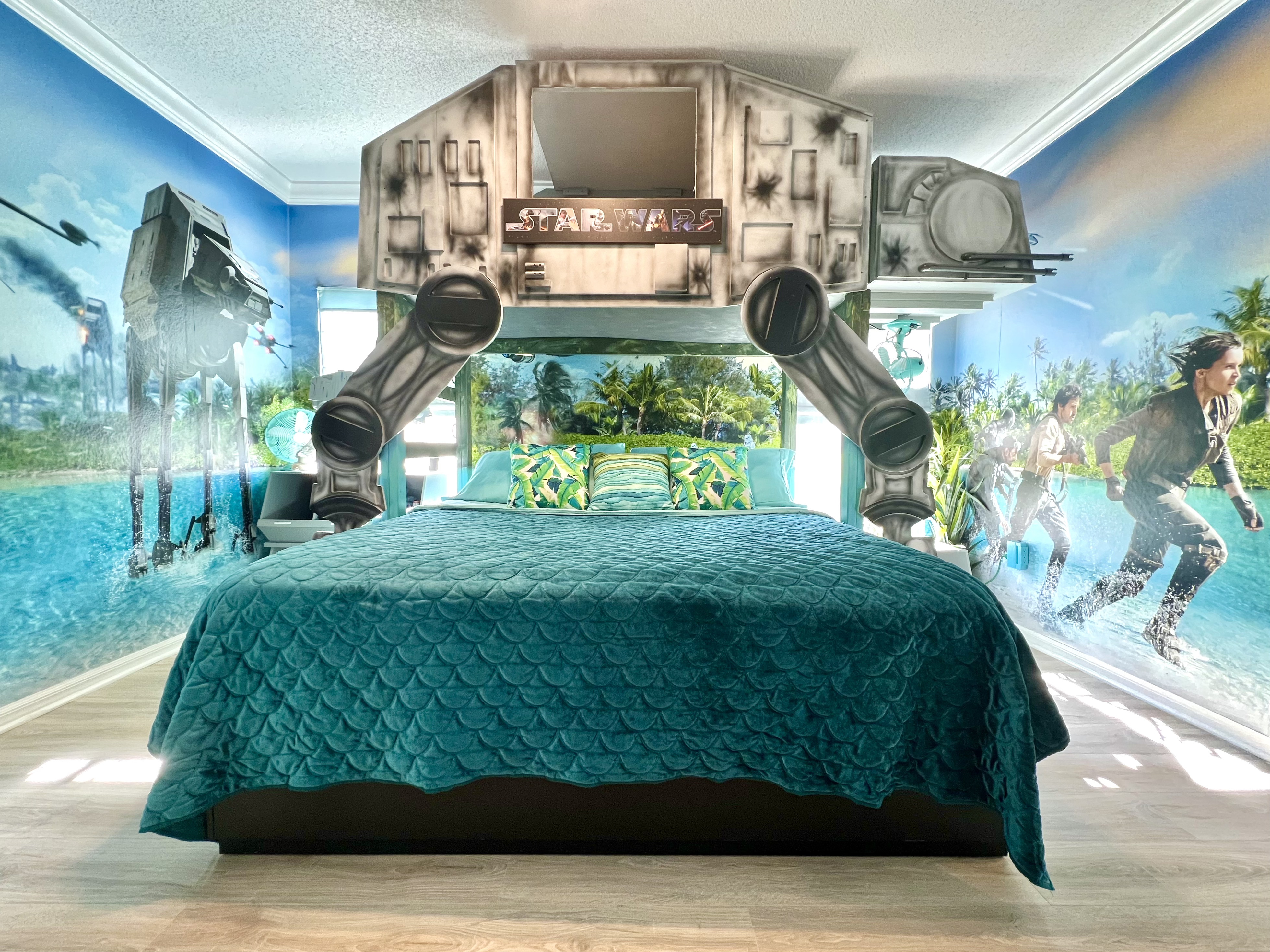 Our most popular room, this STAR WARS family suite Immerses you in the gorgeous tropics of the fan-favorite "Rogue One" film.